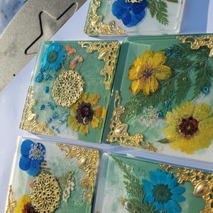 Sage Green and White Coasters with Real Dried Flowers, Set of 5 Coasters, Resin Placemats, Abstract Art, Wedding Gift Idea, mothers day gift