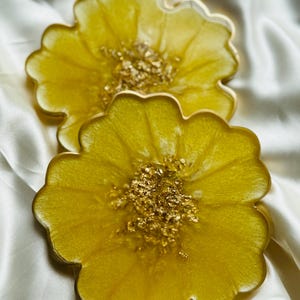 Resin Flower Shaped Coasters, Pastel Yellow  Coaster Set, Home Decor, Coffee and Wine Coaster, Yellow  & Gold Flower Shaped Coasters