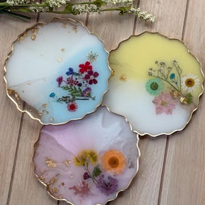Spring Meadow Resin Coaster – Pressed Flower Coaster with Gold Edge – Handmade Pastel Drink Coaster