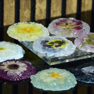 Resin Round Mini-Coasters 9x9 cm with Crystal Edge & Preserved Flowers | Choice of Background Colours | Wedding Flowers Preservations